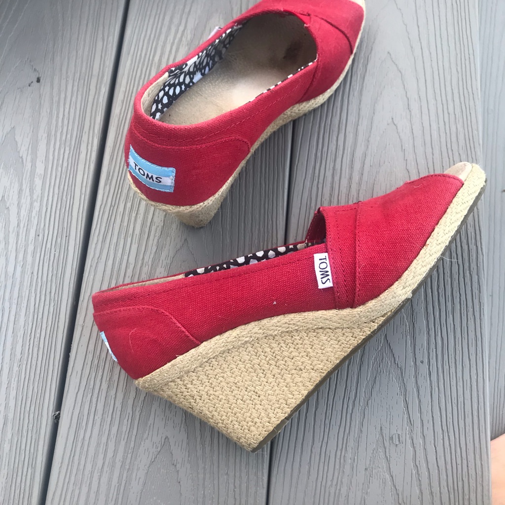 Tom’s. Red. Wedge.